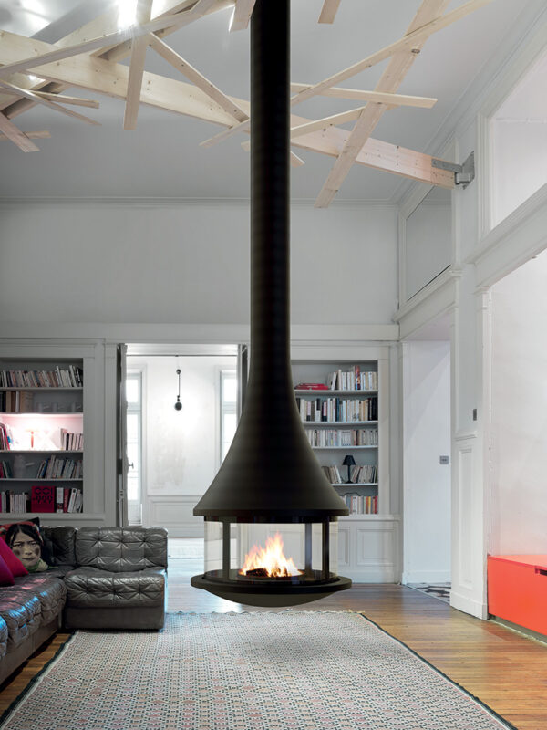 Black JC Bordelet Zelia Luxury Suspended Fireplace in a cozy family room.